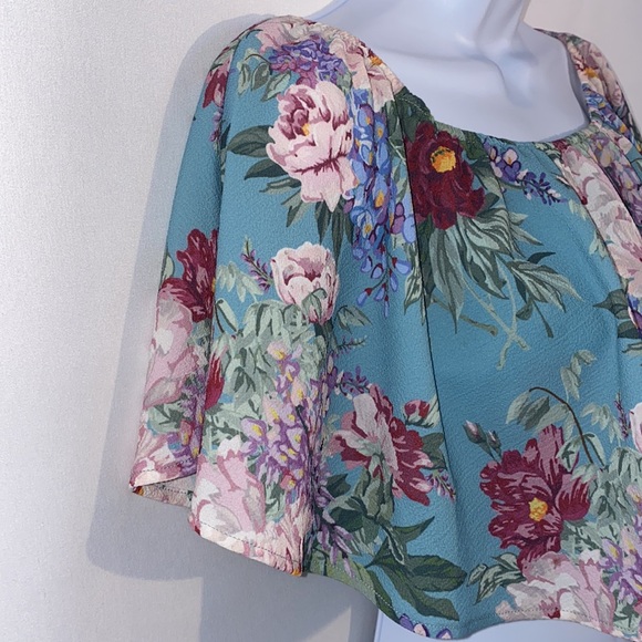 Show Me Your Mumu Heidi ruffle crop top in green with red and pink florals XS - Picture 6 of 13